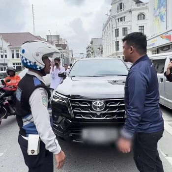 Bobby memarahi petugas Dishub Medan. (Foto: Instagram @bobbynst)