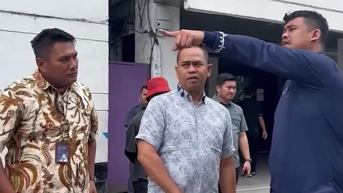 Bobby Nasution menegur pria yang diduga pihak Bank BUMN gegara mobil parkir di trotoar (istimewa/ Instagram @bobbynst)