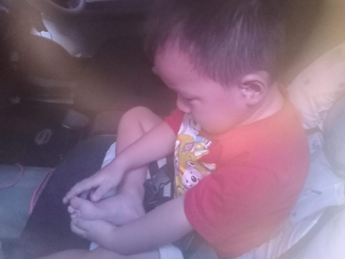 bocah di surabaya terjebak di dalam mobil