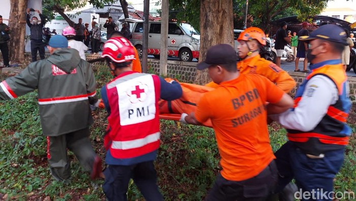 bpbd surabaya evakuasi korban kecelakaan