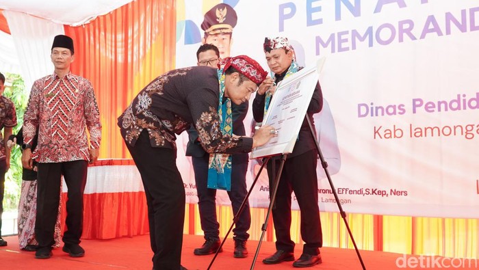 Bupati Lamongan Yuhronur Efendi.