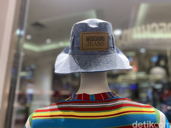 Butik Moschino Jeans di Pondok Indah Mall 2