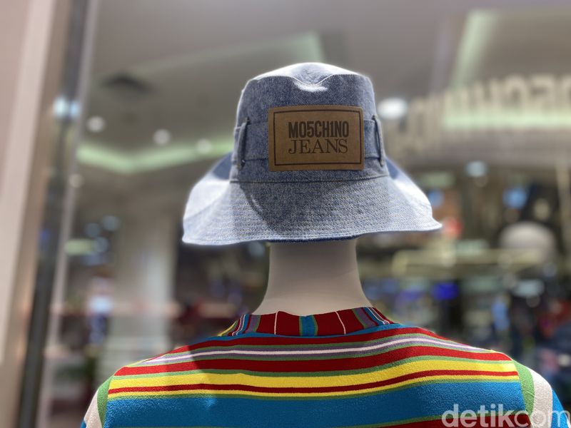Butik Moschino Jeans di Pondok Indah Mall 2 Butik Moschino Jeans di Pondok Indah Mall 2