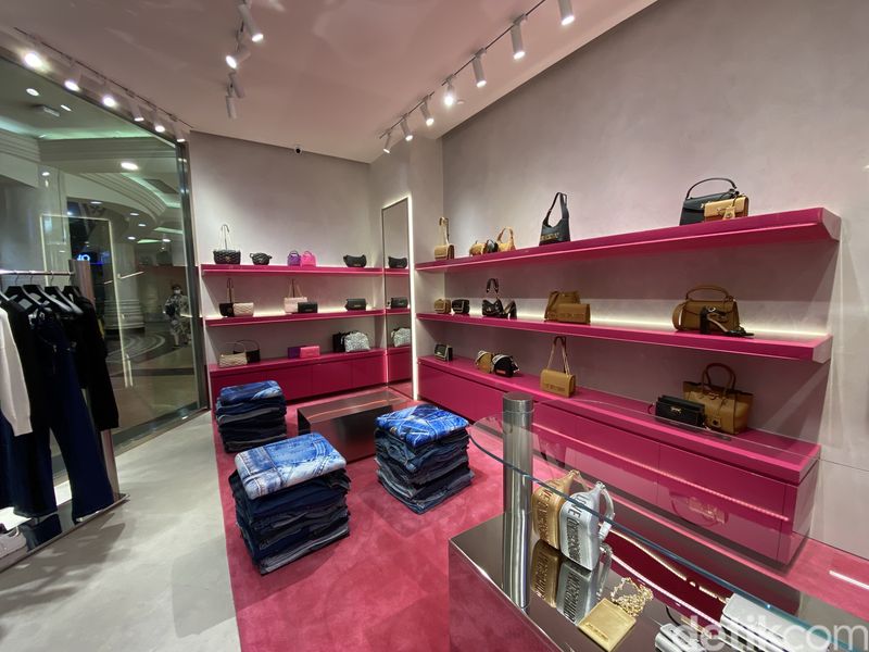 Butik Moschino Jeans di Pondok Indah Mall 2