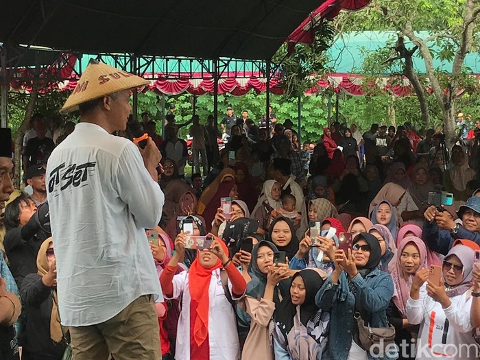 Capres Ganjar Pranowo bertemu para petani di Desa Sulang, Kecamatan Sulang, Rembang, Jawa Tengah, Kamis (4/1/2024).
