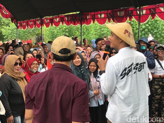 Capres Ganjar Pranowo menemui para petani di Sulang, Rembang, Kamis (4/1/2024) siang.