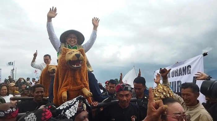 Cawapres Muhaimin Iskandar (Cak Imin) diarak dengan Sisingaan oleh Serikat Petani Pasundan (SPP) di Garut, Jawa Barat.