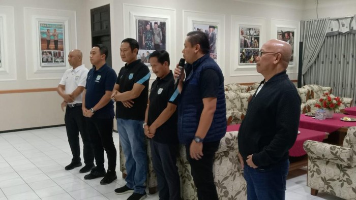 Ceo Persela Yuhronur Effendi (tengah)