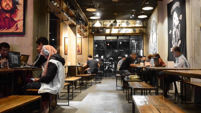 Dejavu, kafe 24 jam di Surabaya.