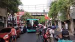 Suasana Demo Buruh di Surabaya Membuat Arus Lalin Macet