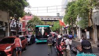 Buruh batal menggelar aksi di Mapolrestabes Surabaya. Mereka pun putar balik dan kembali melakukan orasi di Jalan Tunjungan. Akibat aksi ini, semua kendaraan sempat kesulitan melintas. Salah satunya bus listrik.