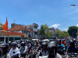 Demo Buruh Bikin Padat Kawasan Perempatan Tugu Pahlawan hingga 1,5 Km