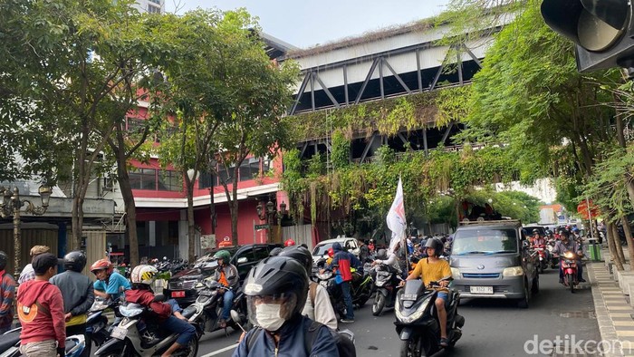 demo buruh menuju mapolrestabes surabaya akhirnya putar balik lewat jalan tunjungan