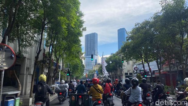 demo buruh menuju mapolrestabes surabaya akhirnya putar balik lewat jalan tunjungan