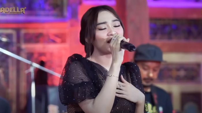 Difarina Indra Adella menyanyikan lagu Luka di Ujung Penantian. Berikut ini liriknya untuk detikers berkaraoke atau menghafalkannya.