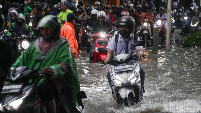 Jalan Kemang Raya Jakarta Selatan tergenang sore ini. Tinggi genangan air diperkirakan 40 cm. Pantauan detikcom pukul 15.30 WIB, di lokasi, Kamis (4/1/2024), lokasi genangan tepatnya berada di wilayah Kem Chicks atau Colony Kemang.