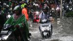 Potret Jalan Kemang Raya Jakarta Selatan yang Tergenang