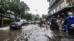 Potret Jalan Kemang Raya Jakarta Selatan yang Tergenang