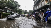 Adapun sejumlah petugas BPBD DKI Jakarta berada di lokasi. Termasuk petugas Satpol PP yang mengatur lalu lintas.