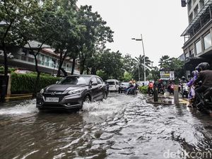 Potret Jalan Kemang Raya Jakarta Selatan yang Tergenang
