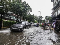 Potret Jalan Kemang Raya Jakarta Selatan yang Tergenang