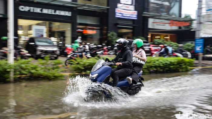Jalan Kemang Raya Jakarta Selatan tergenang sore ini. Tinggi genangan air diperkirakan 40 cm. Pantauan detikcom pukul 15.30 WIB, di lokasi, Kamis (4/1/2024), lokasi genangan tepatnya berada di wilayah Kem Chicks atau Colony Kemang.
