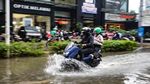 Potret Jalan Kemang Raya Jakarta Selatan yang Tergenang