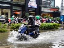 Lagi Sering Hujan, Lewat Genangan Air Jangan Asal Ngegas!