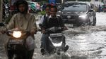 Potret Jalan Kemang Raya Jakarta Selatan yang Tergenang