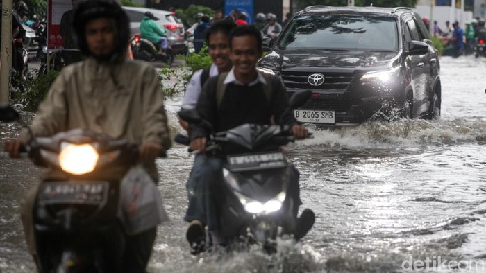 Jalan Kemang Raya Jakarta Selatan tergenang sore ini. Tinggi genangan air diperkirakan 40 cm. Pantauan detikcom pukul 15.30 WIB, di lokasi, Kamis (4/1/2024), lokasi genangan tepatnya berada di wilayah Kem Chicks atau Colony Kemang.