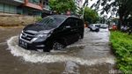 Potret Jalan Kemang Raya Jakarta Selatan yang Tergenang