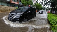 Hujan deras diketahui mengguyur beberapa wilayah di Jakarta siang ini. Genangan tampak perlahan surut.