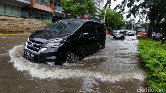 Diguyur Hujan, Jalan Kemang Raya Jaksel Tergenang Jalan Kemang Raya Jakarta Selatan tergenang sore ini. Tinggi genangan air diperkirakan 40 cm. Pantauan detikcom pukul 15.30 WIB, di lokasi, Kamis (4/1/2024), lokasi genangan tepatnya berada di wilayah Kem Chicks atau Colony Kemang.