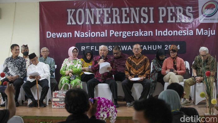 Din Syamsuddin dkk Soroti Kejanggalan Pemilu 2024 DN-PIM yang beranggotakan Din Syamsuddin hingga Siti Zuhro memberikan keterangan pers dalam acara refleksi awal tahun 2024 di Jakarta Kidney Center, Pasar Minggu, Jakarta, Kamis (4/1/2024). Din Syamsuddin dkk menegaskan tidak terikat dengan salah satu pasangan capres-cawapres mana pun.