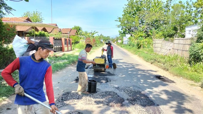 Dinas PUPR Pati melakukan penanganan darurat di jalan Jetak-Juwana yang rusak, Kamis (4/1/2024).