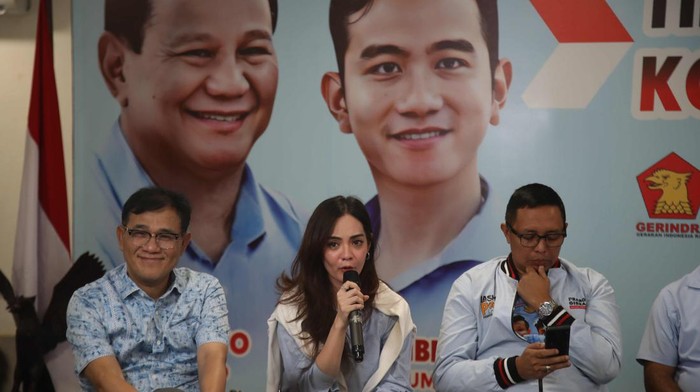 Diskusi Spirit Pilpres Satu Putaran Kiri ke kanan, yakni Pengamat Politik Budiman Sudjatmiko, Wakil Komandan TKN Golf Rumah Besar Relawan Prabowo 08 Tjut Andjani Yuzar, Konsultan Politik Cyrus Network Hasan Nasbi dan Direktur eksekutif Indo Barometer Muhammad Qodari menjadi pembicara pada acara Ngobrol Bareng (Ngobar) Biru Ceria 02 di kantor Sekber Relawan Prabowo Gibran, Slipi, Jakarta Barat, Kamis (4/1/2023).