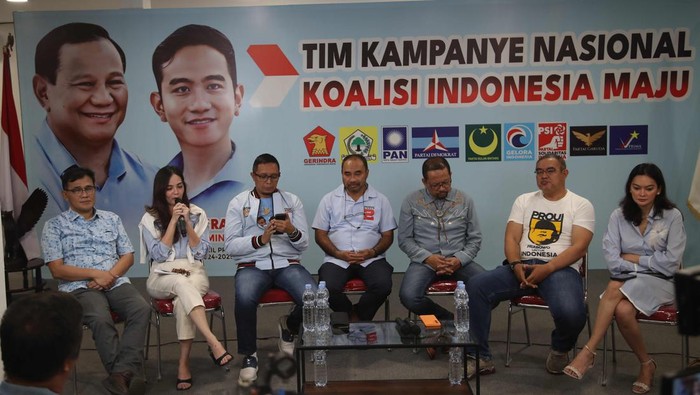 Diskusi Spirit Pilpres Satu Putaran Kiri ke kanan, yakni Pengamat Politik Budiman Sudjatmiko, Wakil Komandan TKN Golf Rumah Besar Relawan Prabowo 08 Tjut Andjani Yuzar, Konsultan Politik Cyrus Network Hasan Nasbi dan Direktur eksekutif Indo Barometer Muhammad Qodari menjadi pembicara pada acara Ngobrol Bareng (Ngobar) Biru Ceria 02 di kantor Sekber Relawan Prabowo Gibran, Slipi, Jakarta Barat, Kamis (4/1/2023).