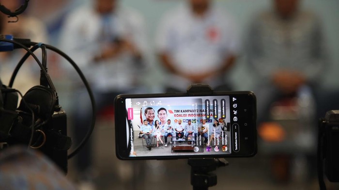 Diskusi Spirit Pilpres Satu Putaran Kiri ke kanan, yakni Pengamat Politik Budiman Sudjatmiko, Wakil Komandan TKN Golf Rumah Besar Relawan Prabowo 08 Tjut Andjani Yuzar, Konsultan Politik Cyrus Network Hasan Nasbi dan Direktur eksekutif Indo Barometer Muhammad Qodari menjadi pembicara pada acara Ngobrol Bareng (Ngobar) Biru Ceria 02 di kantor Sekber Relawan Prabowo Gibran, Slipi, Jakarta Barat, Kamis (4/1/2023).