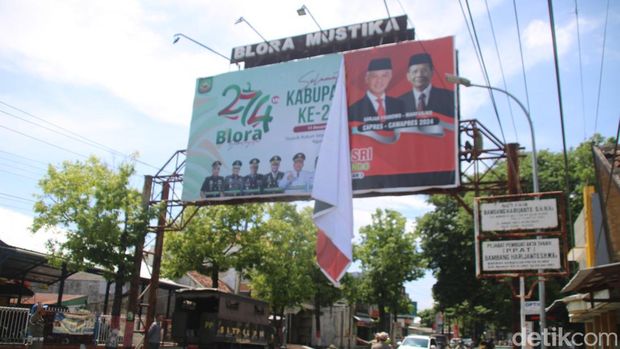 Dua Baliho Capres-cawapres Ganjar-Mahfud berukuran jumbo di Blora dilepas petugas.
