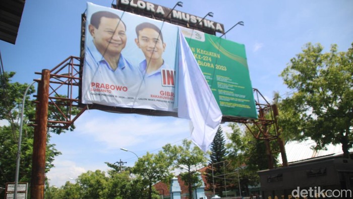 Dua Baliho Capres-cawapres Ganjar-Mahfud dan Prabowo-Gibran berukuran jumbo dilepas petugas.