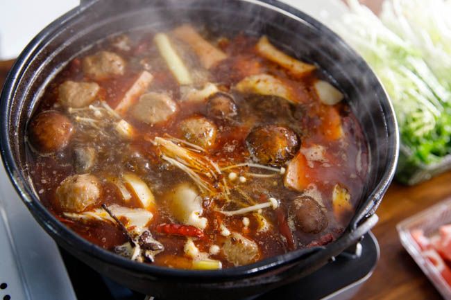 Duh!  Wanita ini tega menuangkan saus hotpot ke temannya