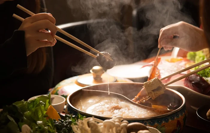 Duh! Wanita Ini Tega Siramkan Kuah Hotpot Panas ke Temannya