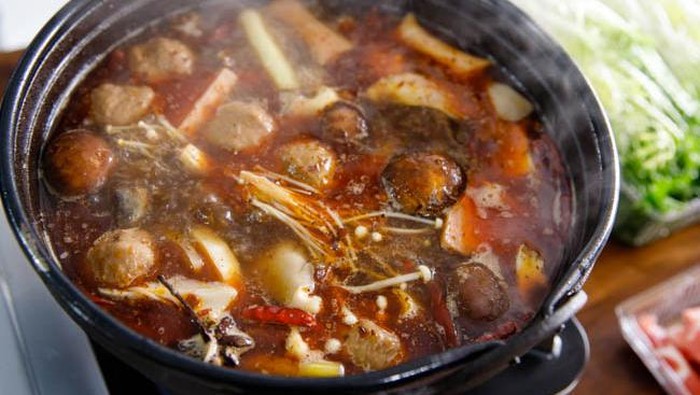 Duh! Wanita Ini Tega Siramkan Kuah Hotpot Panas ke Temannya