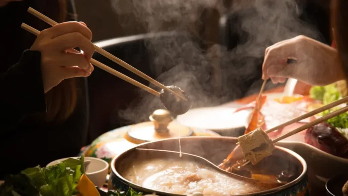 Duh! Wanita Ini Tega Siramkan Kuah Hotpot Panas ke Temannya