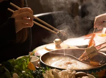 Duh! Wanita Ini Tega Siramkan Kuah Hotpot Panas ke Temannya