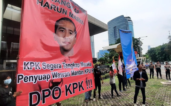 Dua buah baliho besar mejeng di depan gedung KPK. Gerakan Anti Korupsi Mendukung langkah ketua baru untuk menangkap DPO Harun Masiku.