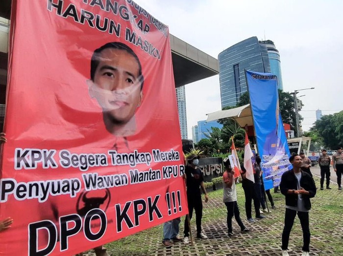 Dua buah baliho besar mejeng di depan gedung KPK. Gerakan Anti Korupsi Mendukung langkah ketua baru untuk menangkap DPO Harun Masiku.