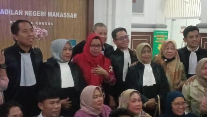 Eks Kadis Perpustakaan Makassar Tenri A Palallo (jilbab merah) usai sidang putusan di PN Makassar.