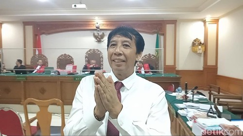 Terdakwa perkara dugaan korupsi SPI Unud I Nyoman Gde Antara di PN Tipikor Denpasar, Kamis (4/1/2024). (Aryo Mahendro/detikBali).