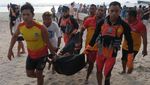 Lihat Lagi Momen Evakuasi Jenazah WNA Terseret Arus di Pantai Kuta